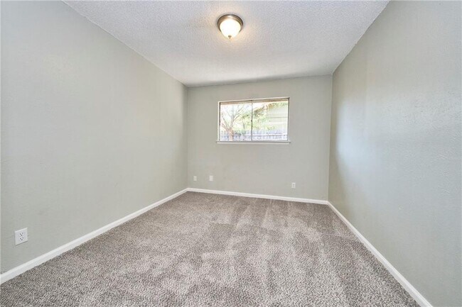 Building Photo - 902 Fieldwood Dr