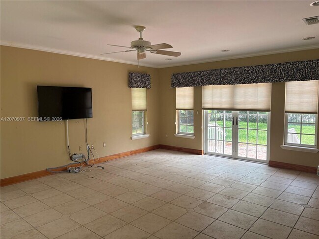 Building Photo - 805 Paradiso Ave