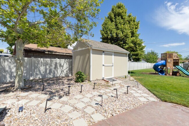 Building Photo - **Stunning 4-Bedroom Home with Modern Amen...