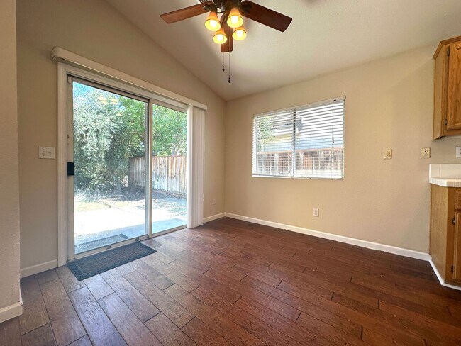 Building Photo - Single Story 3 Bed 2 Bath in Apple Hill!