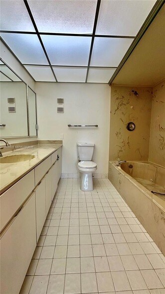 Building Photo - 330 SE 20th Ave