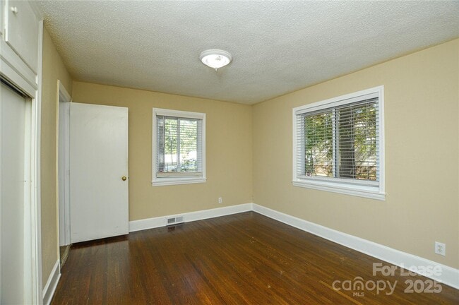 Building Photo - 2511 Woodstar Rd