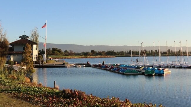 Building Photo - 465 Magritte Way