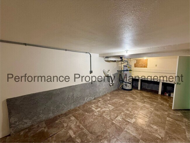 Building Photo - Gorgeous 3 Bed/2 Bath Taft Home w/ Finished Basement, 3 Car Garage & $0 Deposit Option