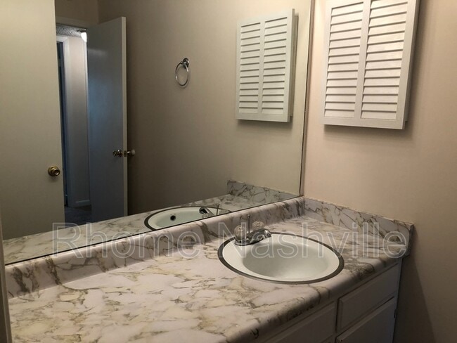 Building Photo - 515 Basswood Ave