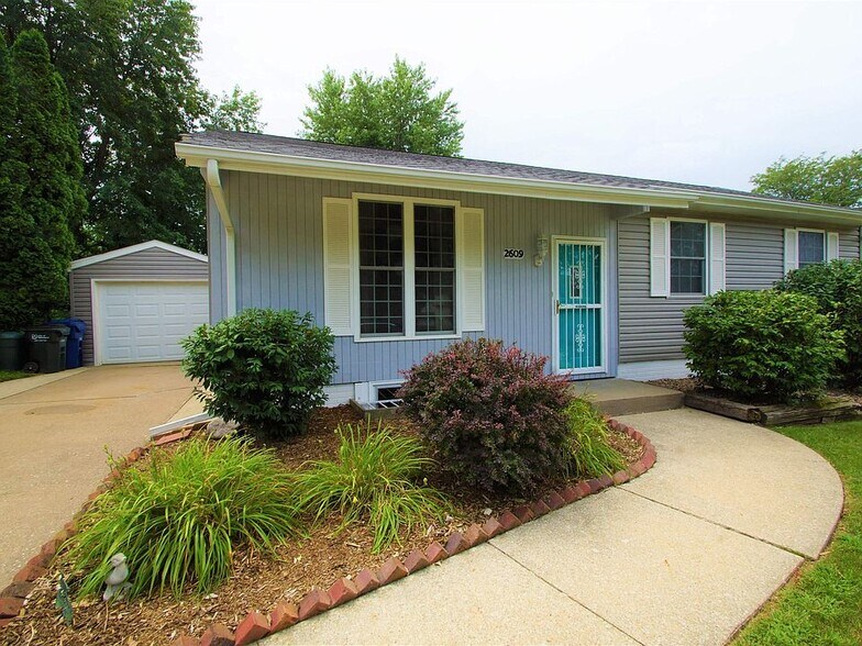 Building Photo - 2609 W 55th St