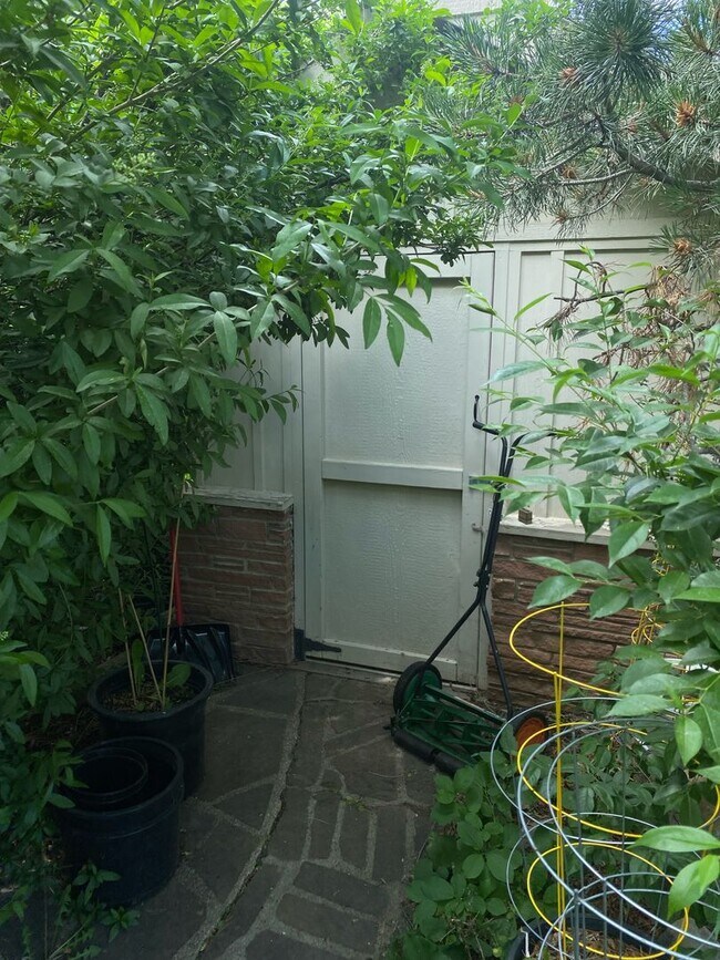 Building Photo - 3 Bed + Office 2 Bath Ranch Home with Larg...