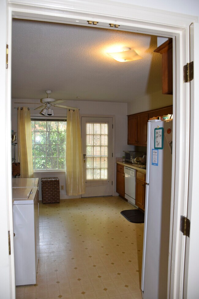 Building Photo - 596 Country Club Ln