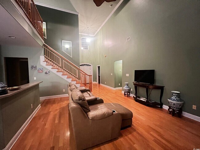 Building Photo - 584 Summerhill Dr