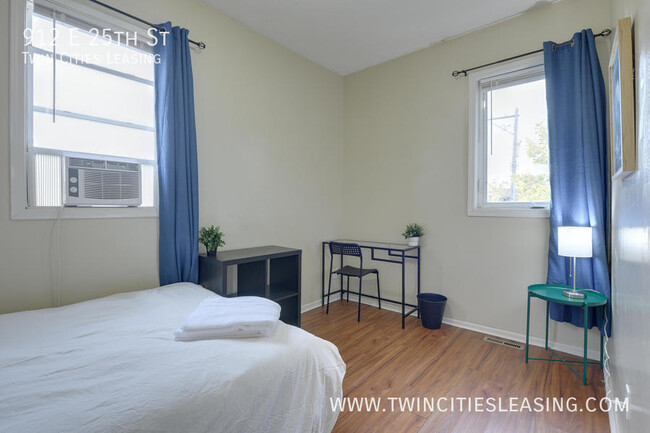 Building Photo - Updated 3 bed, 1 bath Apartment - With on-...