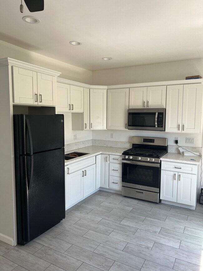 Building Photo - 318 S Chevy Chase Dr