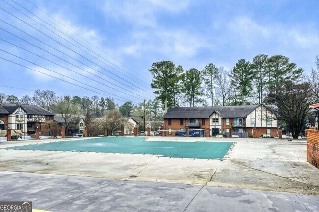 Building Photo - 6851 Roswell Rd