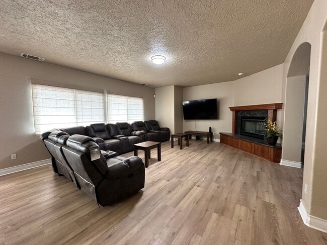 Building Photo - Spacious 5-bedroom, 3-bathroom short-term ...