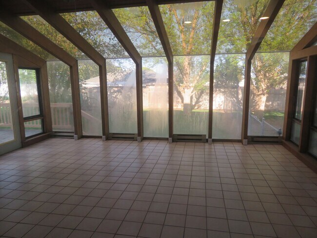 Building Photo - Huge Tri-Level Duplex