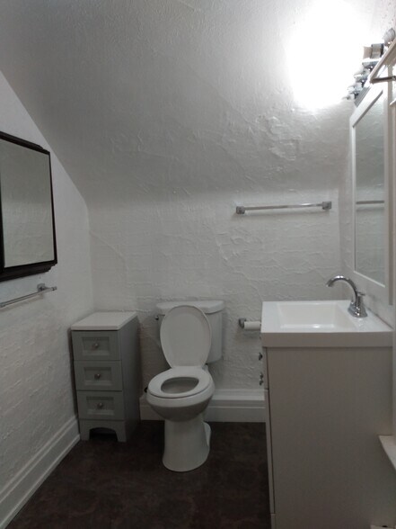 Building Photo - 4413 Floral Ave