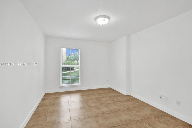 Building Photo - 949 Riverside Dr