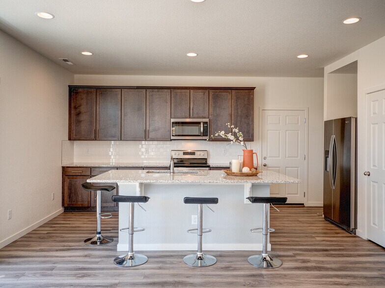 9278 Turlough kitchen island for casual dining. - 9278 Turlough Hts