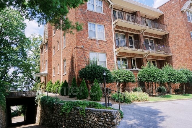 Building Photo - 190 N Crest Rd