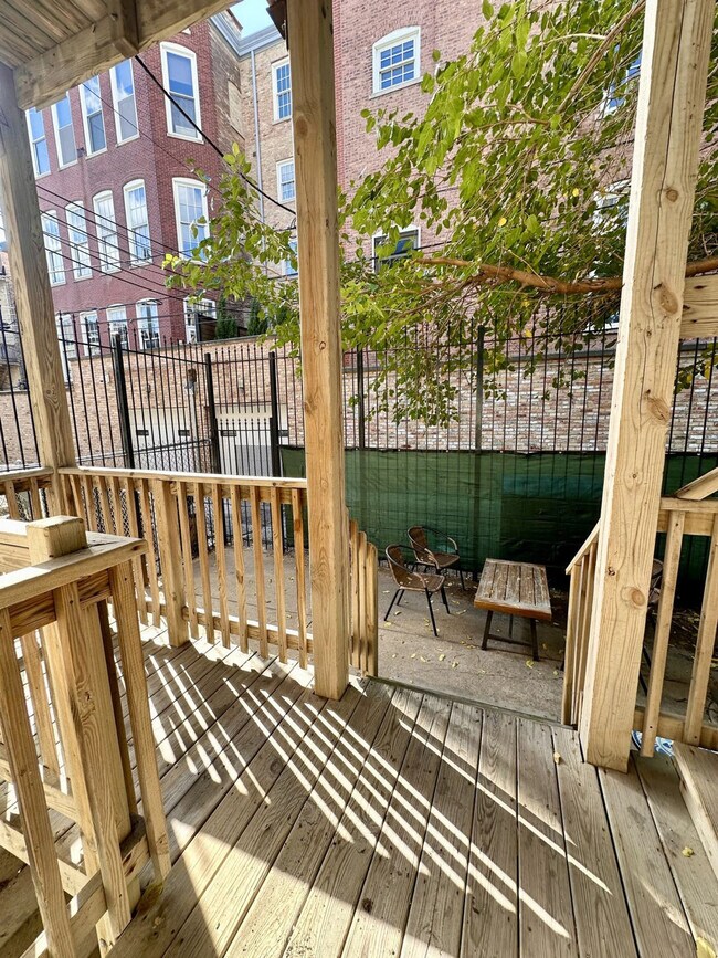 Building Photo - 736 N Throop St