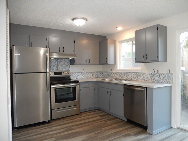Building Photo - Federal way Duplex - 2 bedroom 1 bathroom ...
