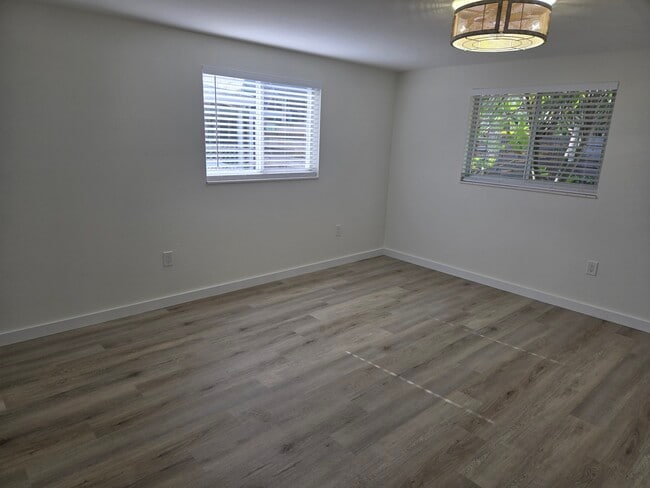 Building Photo - 3442 Fairview Dr