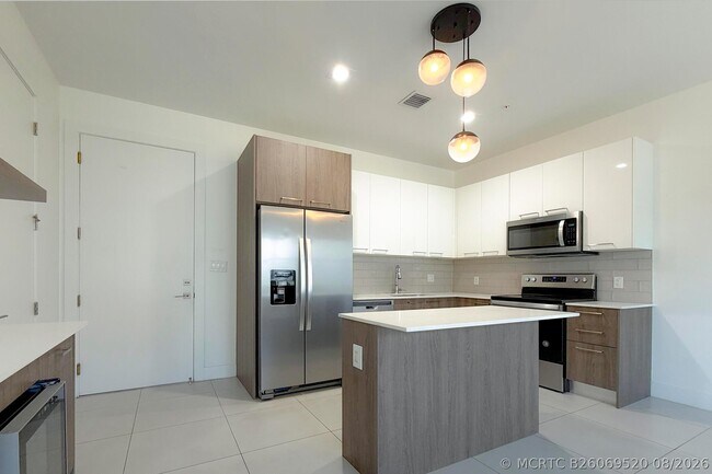 Building Photo - 405 NE 35th Ct