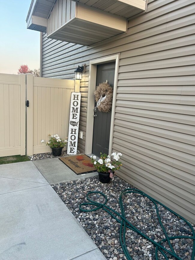Building Photo - Beautifully Updated Town Home in the Heights with large, fenced yard
