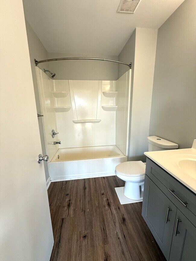 Building Photo - Townhome