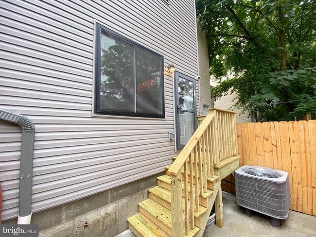 Building Photo - 1714 N Bouvier St