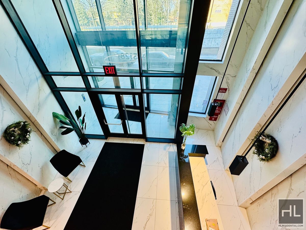 Building Photo - Gorgeous 1 bedroom with private balcony & laundry hookup