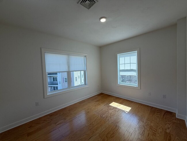 Building Photo - Danvers Updated 3 Bed 2 Bath | Top Floor Condo | Avail Now