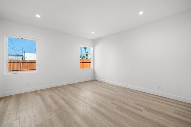 Building Photo - Stunning Fully Renovated 2 Bedroom 2 Bathroom Home