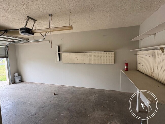 Building Photo - MOVE IN SPECIAL: $1000 OFF 1ST MONTH'S RENT!**