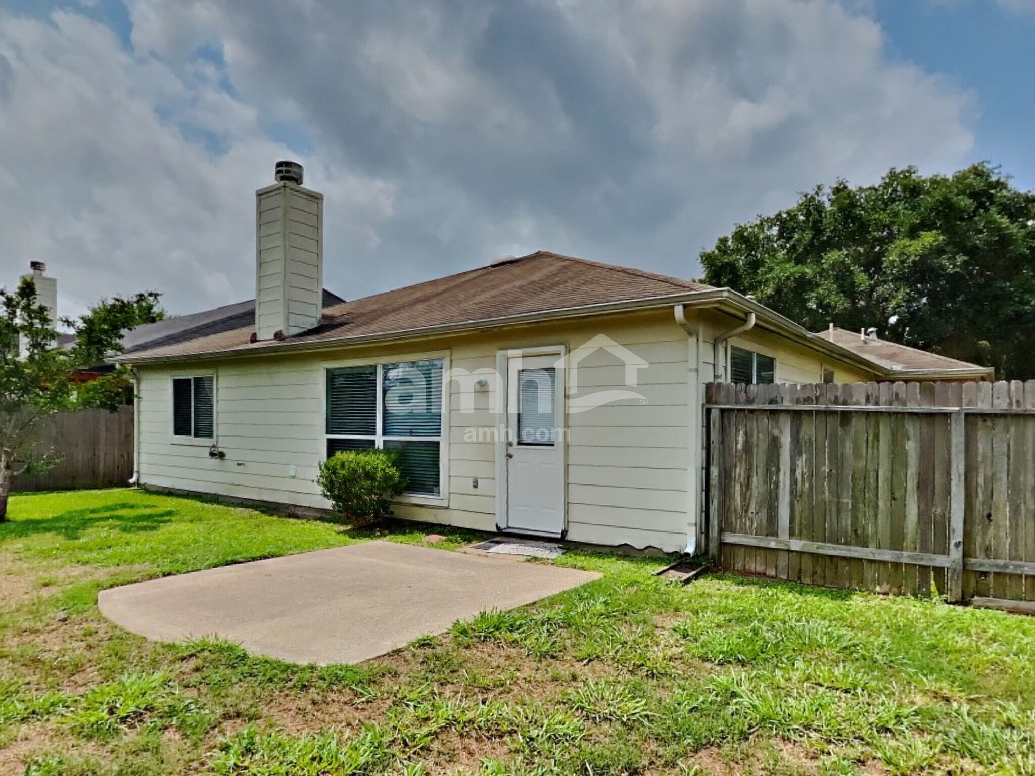 Building Photo - 2114 English Green Way