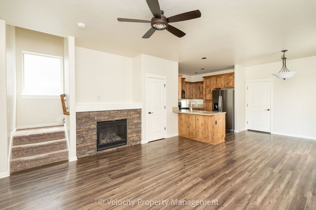 Building Photo - Lovely 3 bedroom, 2.5 bathroom home plus a...
