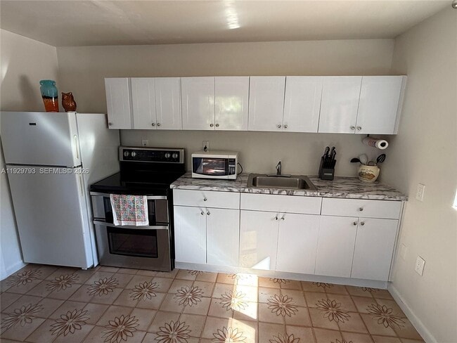 Building Photo - 6765 SW 19th St