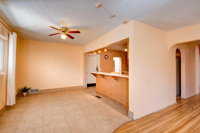 Building Photo - UPTOWN 3 Bedroom  2 bath  with Garage