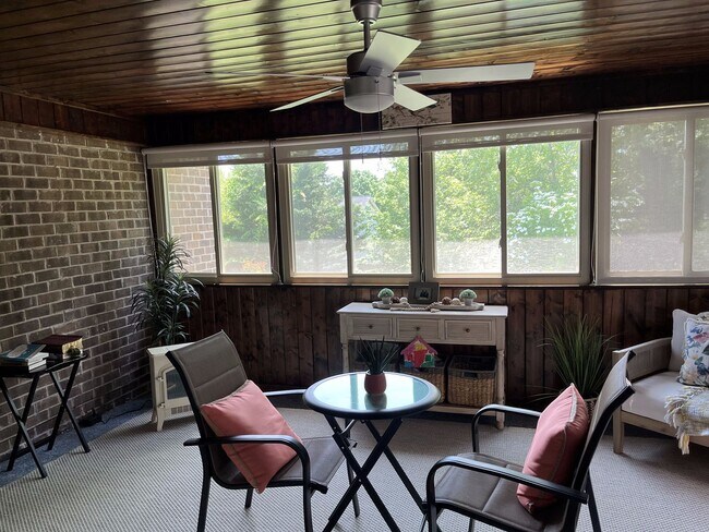 Building Photo - West Knoxville 37922 - 4 bedroom, 2 bath home - Contact Susan Niedergeses (865) 300-4722