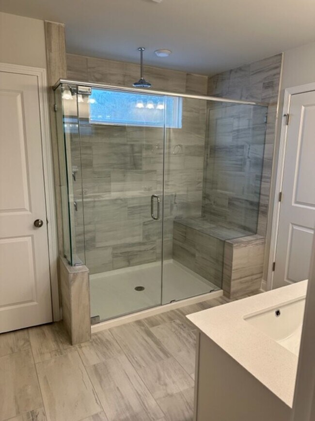 Building Photo - 5 Bedroom / 4 Bathroom House at Malind Bluff