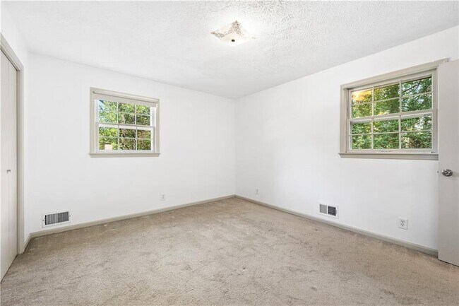 Building Photo - 4531 S Roberts Dr