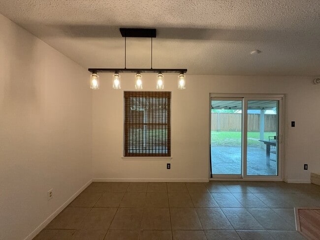 Building Photo - 6415 Elm Springs Dr