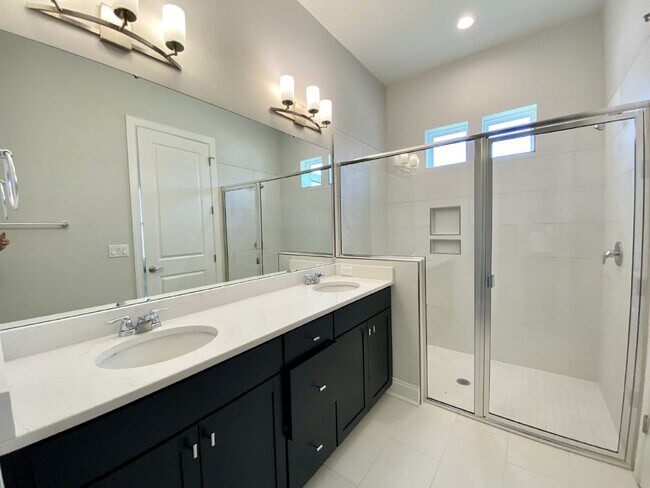 Building Photo - Luxury Living in Hampton Lake!