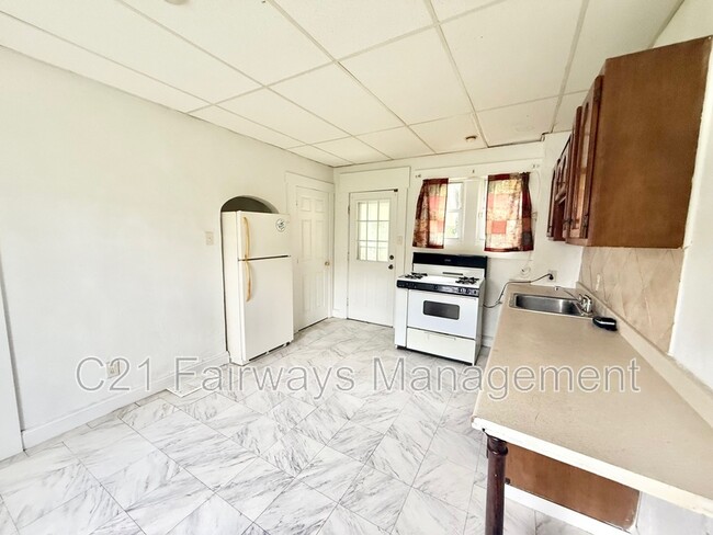 Building Photo - 877 Vankirk St