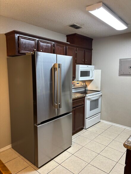 Building Photo - 1801 Lexington Cir