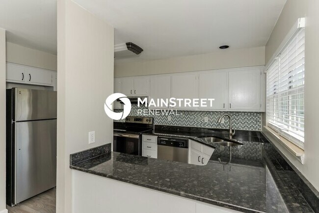 Building Photo - 4 Bedroom Pet-Friendly Home in Hendersonville, TN with Main Street Renewal