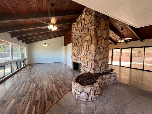 Building Photo - 420 Fairview Ln