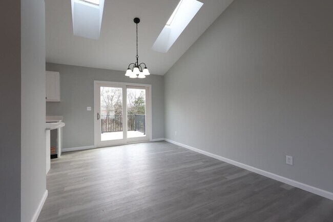 Building Photo - Beautiful 3 Bed 2.5 Bath w/2 Car Oversized Garage