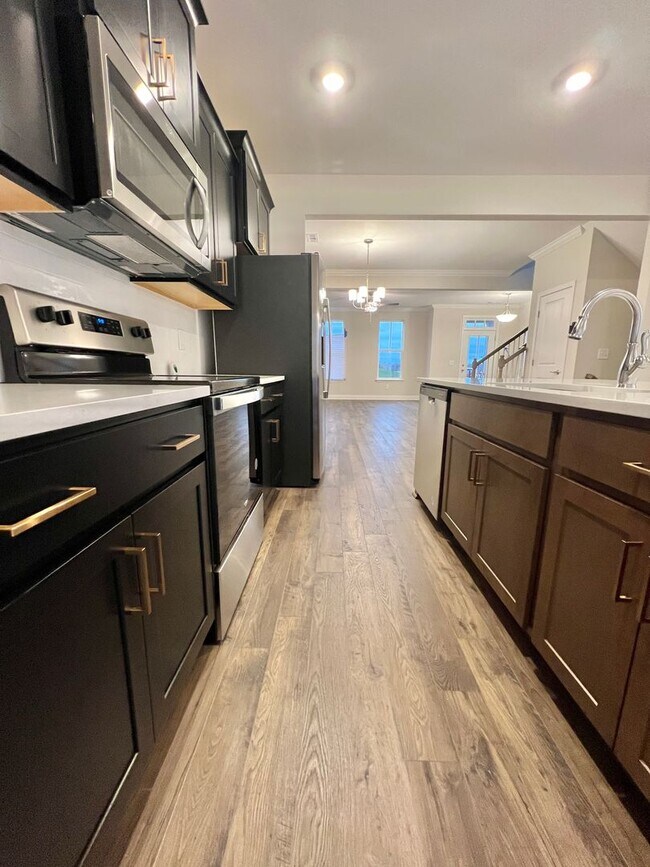 Building Photo - Like New 3 Bed, 4 Bath Townhome w/ 2 Car Garage