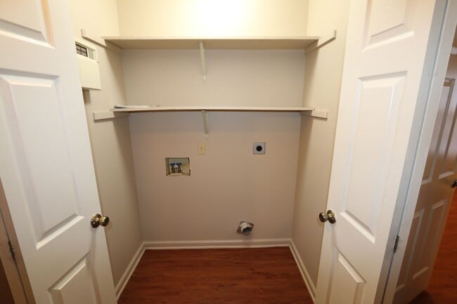 Building Photo - Southeast Memphis Family Beauty