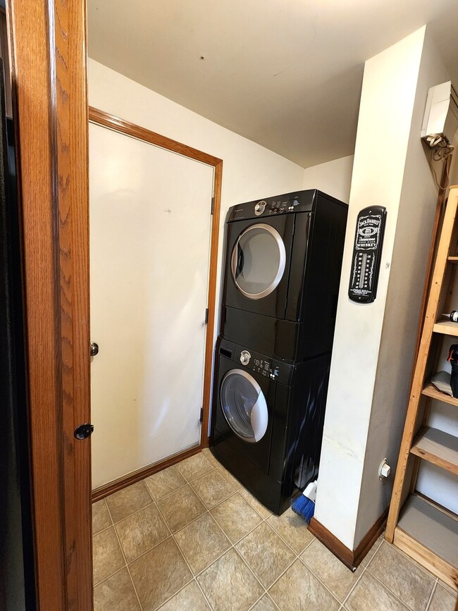 Building Photo - 2552 Cesario Dr